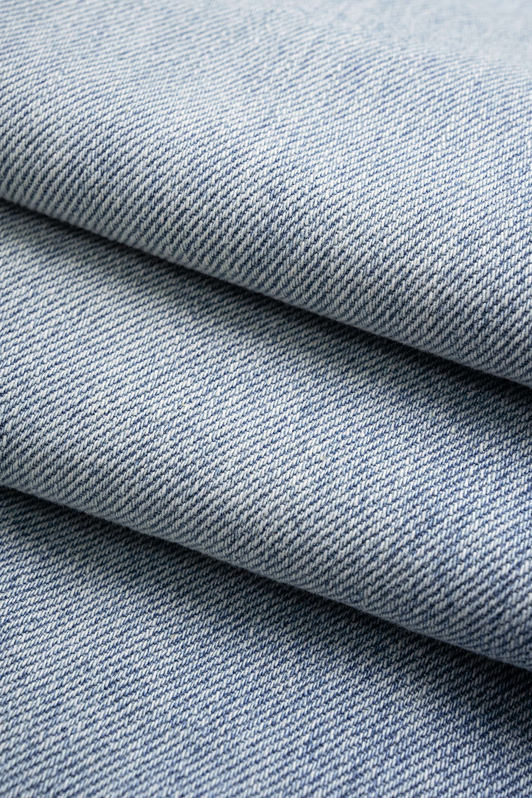 Denimfarkut, epäsymmetriset, repeytyneet, korkeavyötäröiset, suorat lahkeet