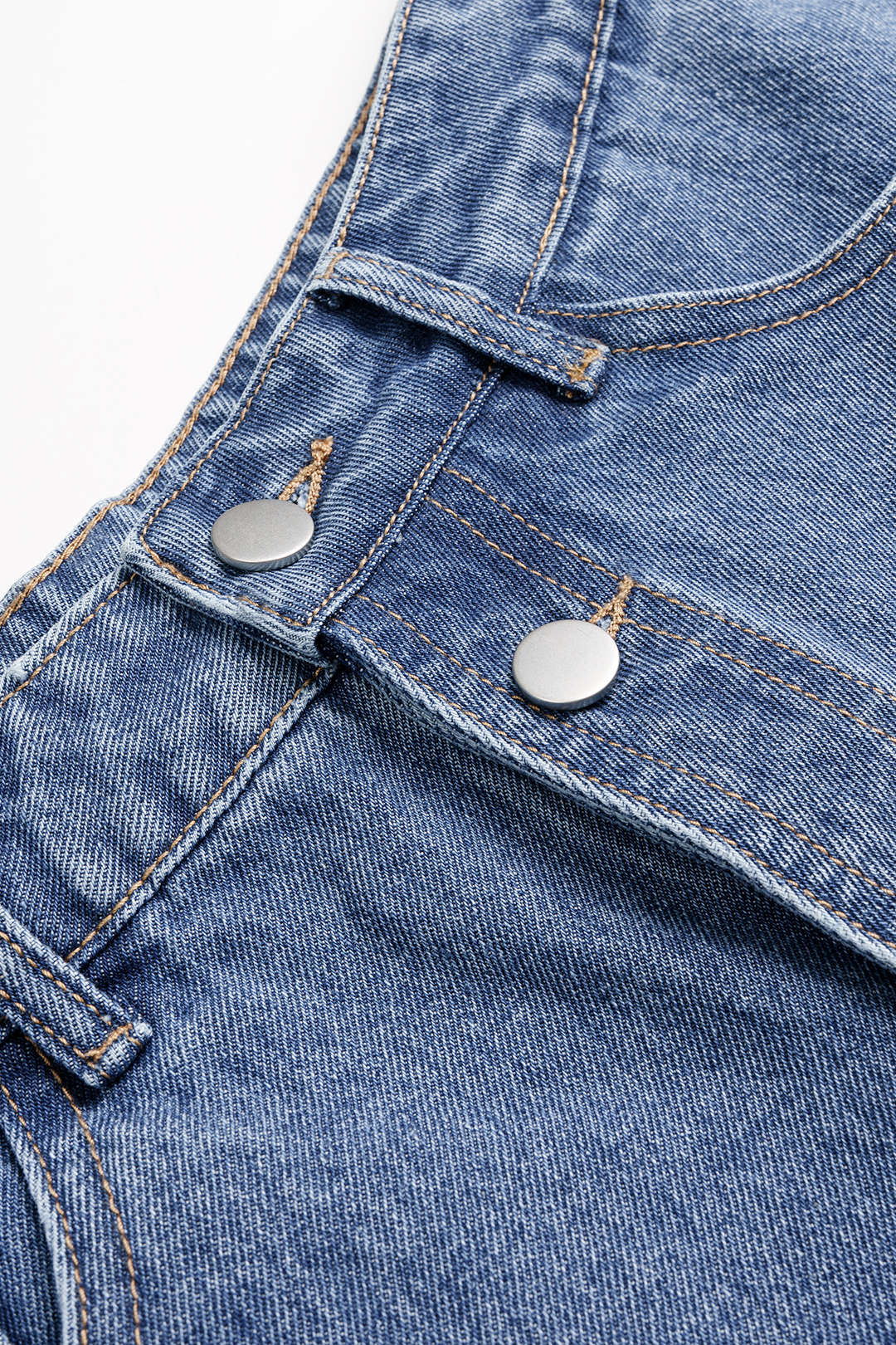 Denimiset epäsymmetriset napilliset shortsit
