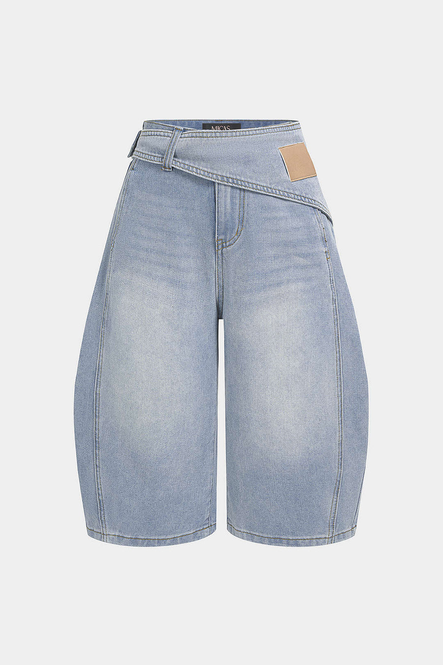 Asymmetriset, korkeavyötäröiset, leveälahkeiset denim-shortsit