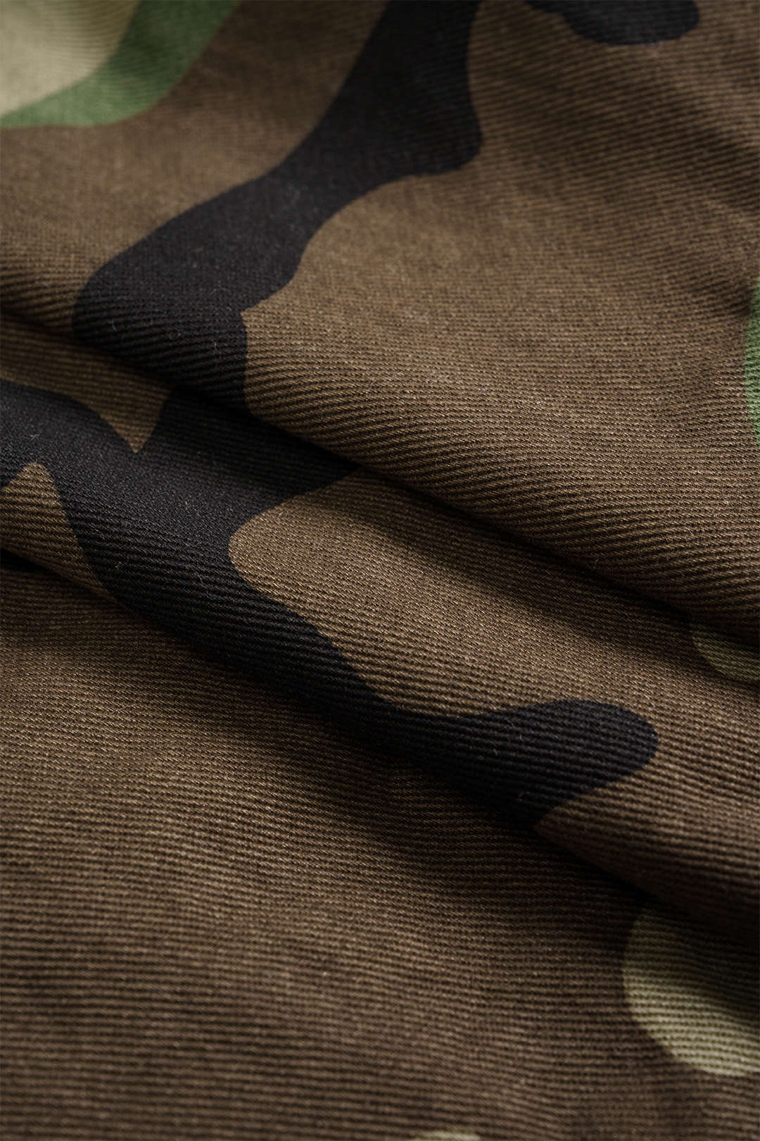 Camo-kuvioiset kuluneet cargo-shortsit