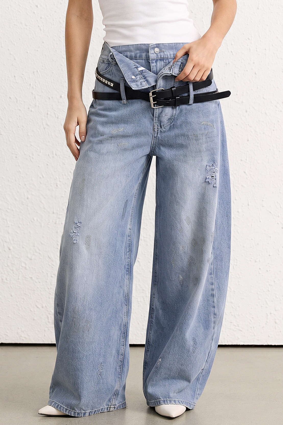 Denim-farkut, vyöllä, kuluneilla reunoilla, korkealla vyötäröllä, vetoketjulla ja leveillä lahkeilla