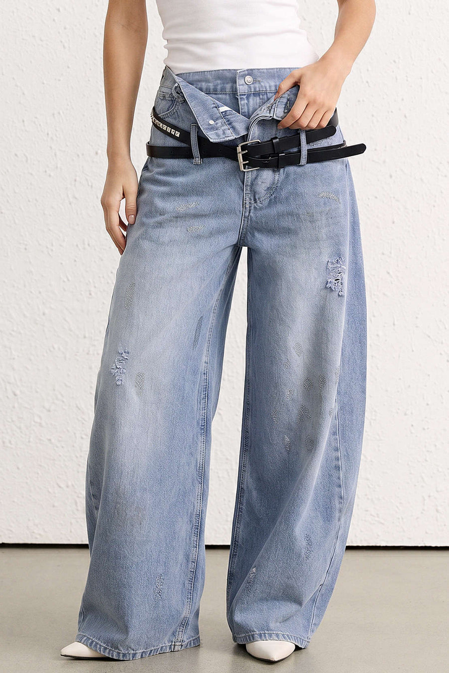 Denim-farkut, vyöllä, kuluneilla reunoilla, korkealla vyötäröllä, vetoketjulla ja leveillä lahkeilla