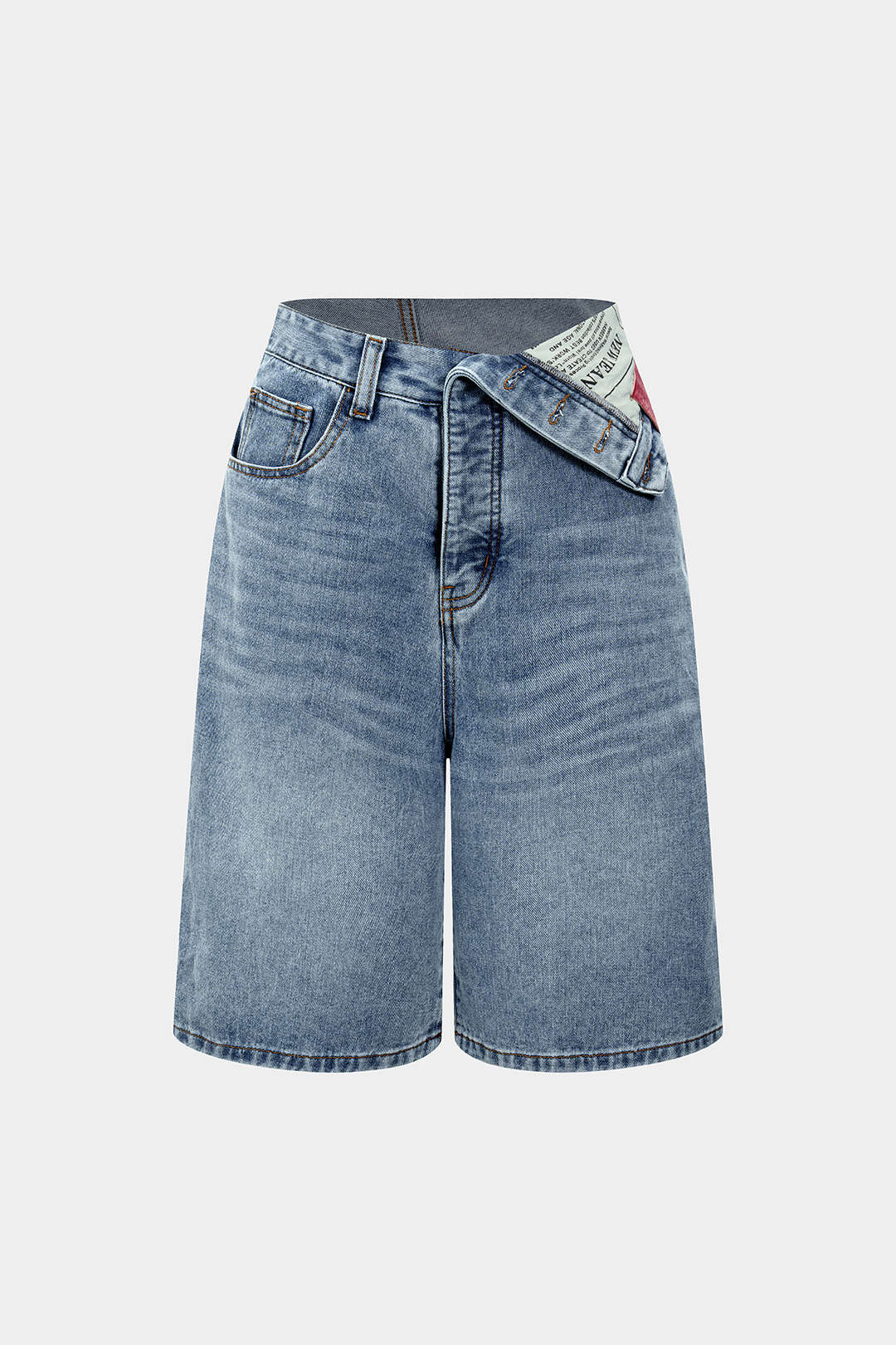 Denim-shortsit, joissa on epäsymmetriset taskut