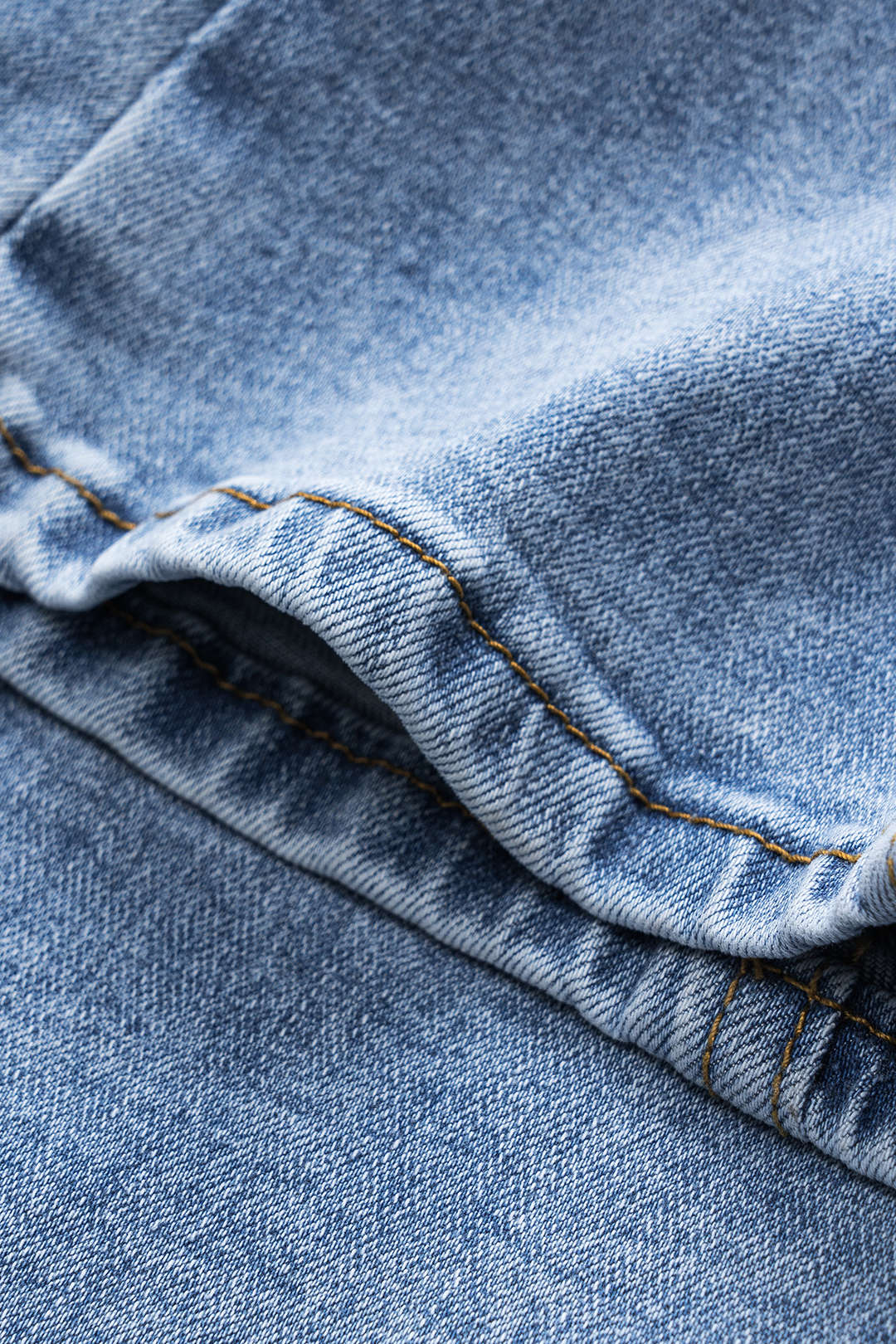 Denim-farkut, joissa on napitaskut ja leveät lahkeet