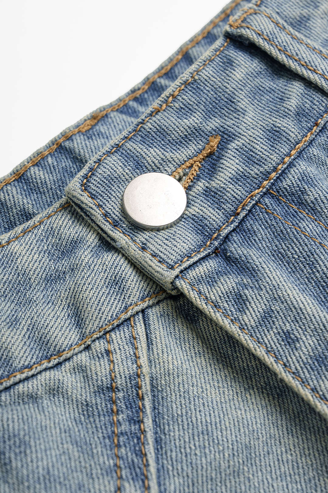 Denim-farkut, joissa on epäsymmetrinen vetoketjutasku ja suorat lahkeet