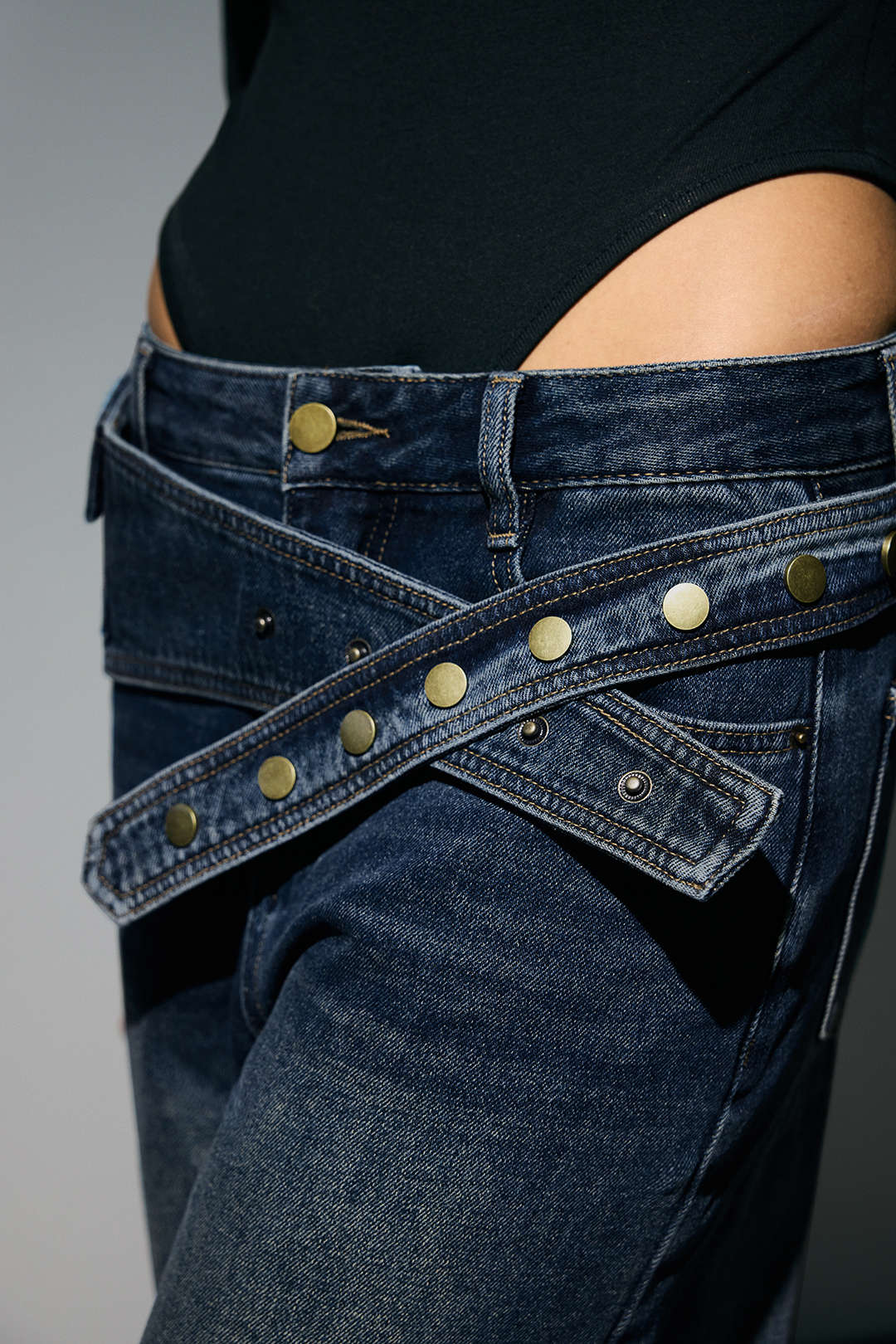 Asymmetriset, leveälahkeiset denimfarkut