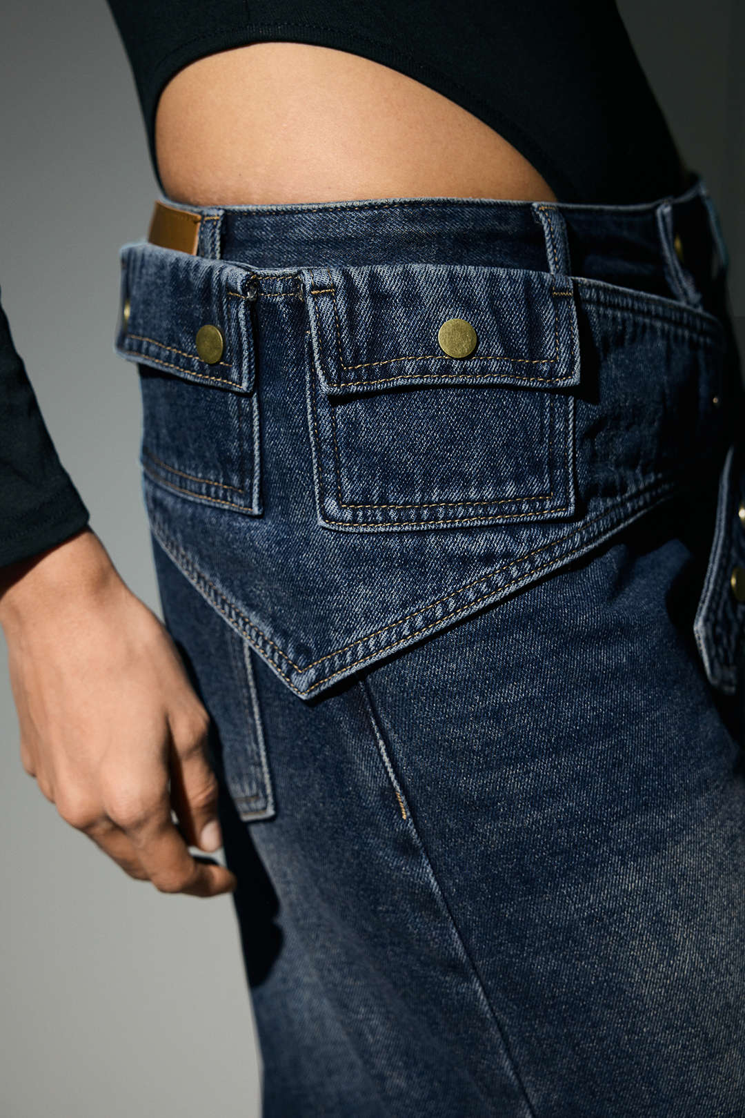 Asymmetriset, leveälahkeiset denimfarkut