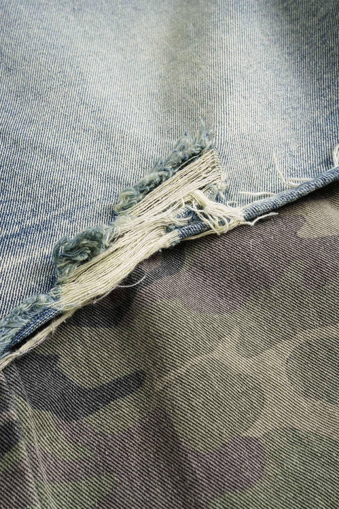 Camo-kuvioiset denim-patchwork-farkut, joissa on napitaskut