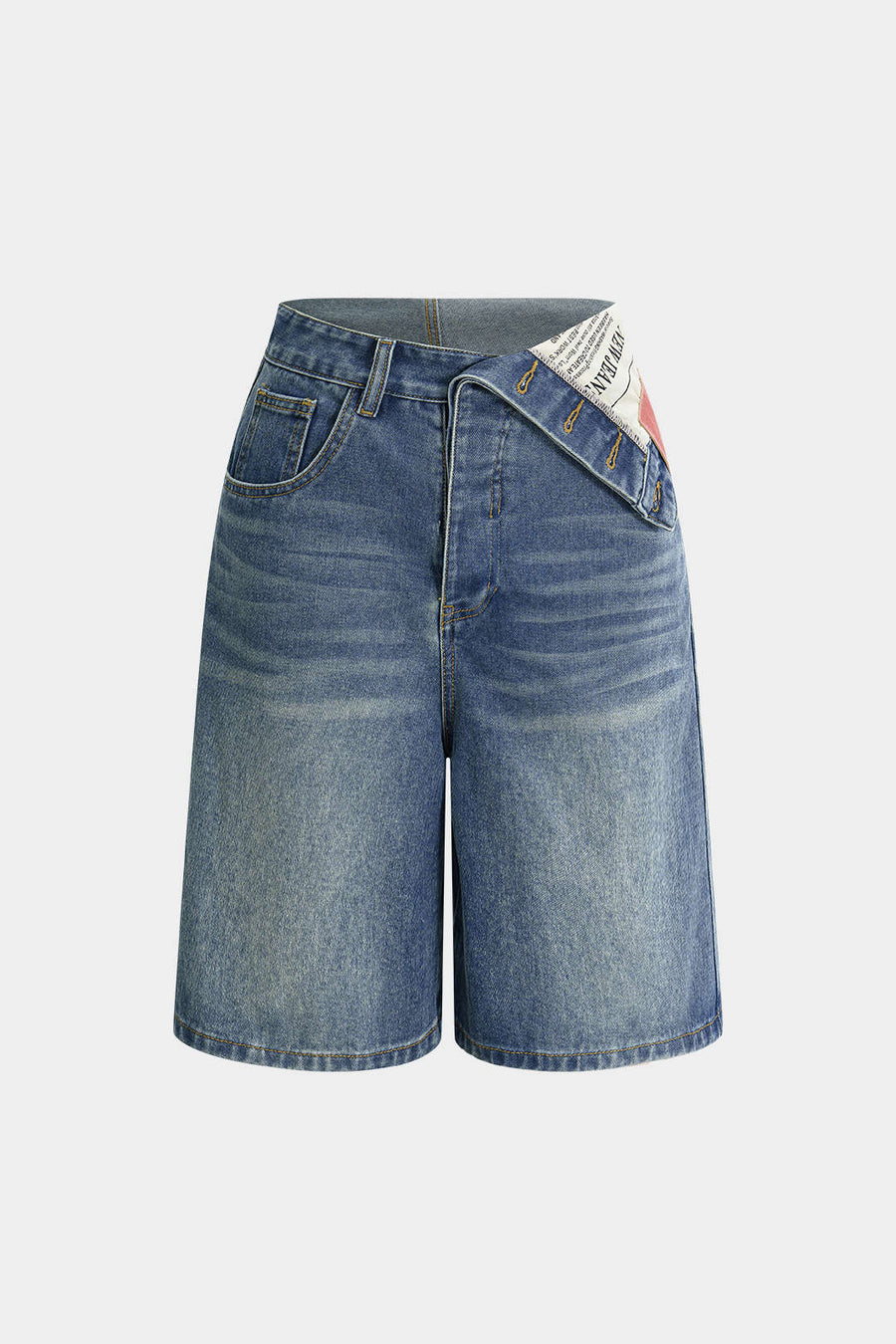 Denim-shortsit, joissa on epäsymmetriset taskut