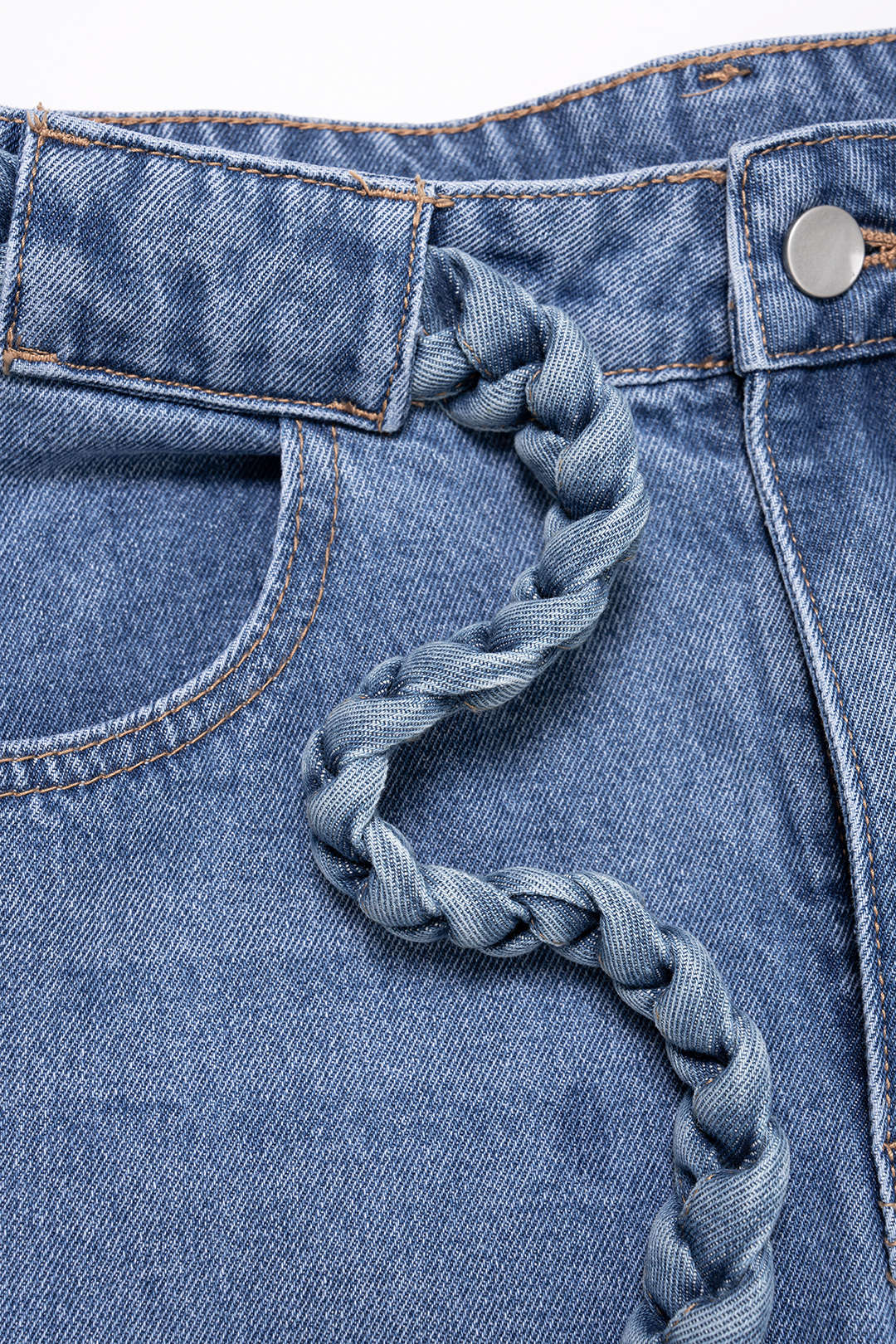 Denim-farkut, joissa on vyö ja taskut sekä leveät lahkeet