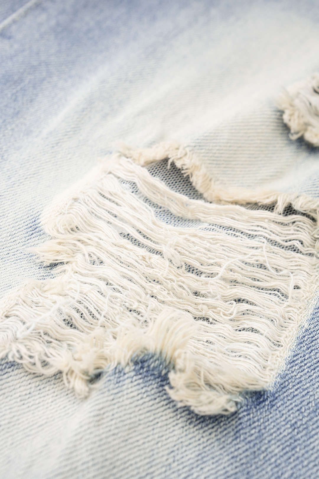Asymmetriset, kuluneet, leveälahkeiset denimfarkut