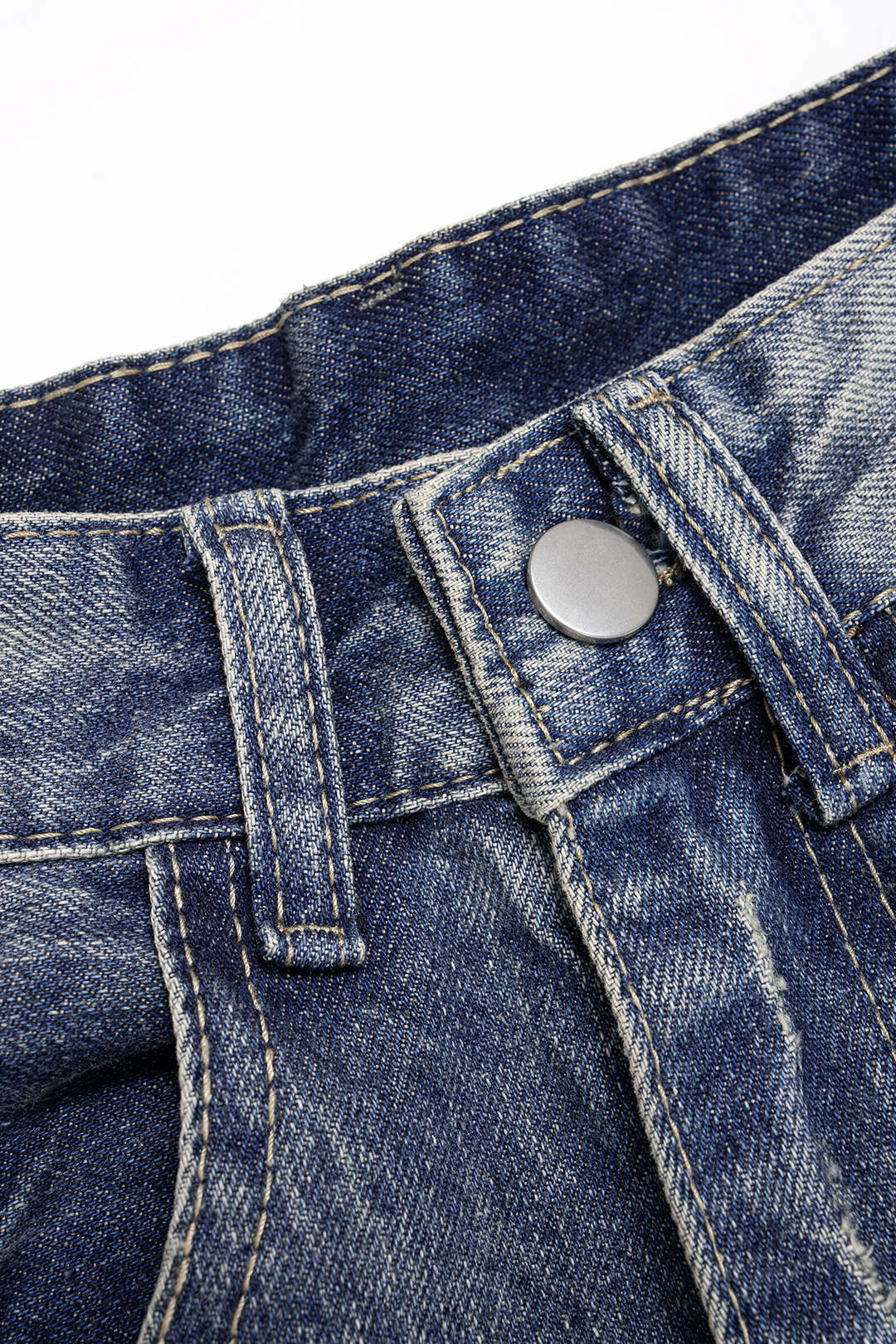 Asymmetriset, repeytyneet, korkeavyötäröiset ja leveälahkeiset denimfarkut