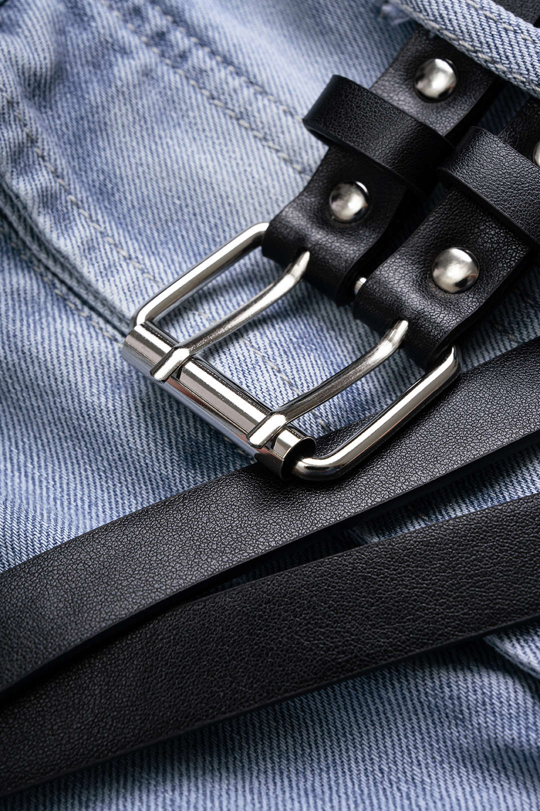 Denim-farkut, vyöllä, kuluneilla reunoilla, korkealla vyötäröllä, vetoketjulla ja leveillä lahkeilla