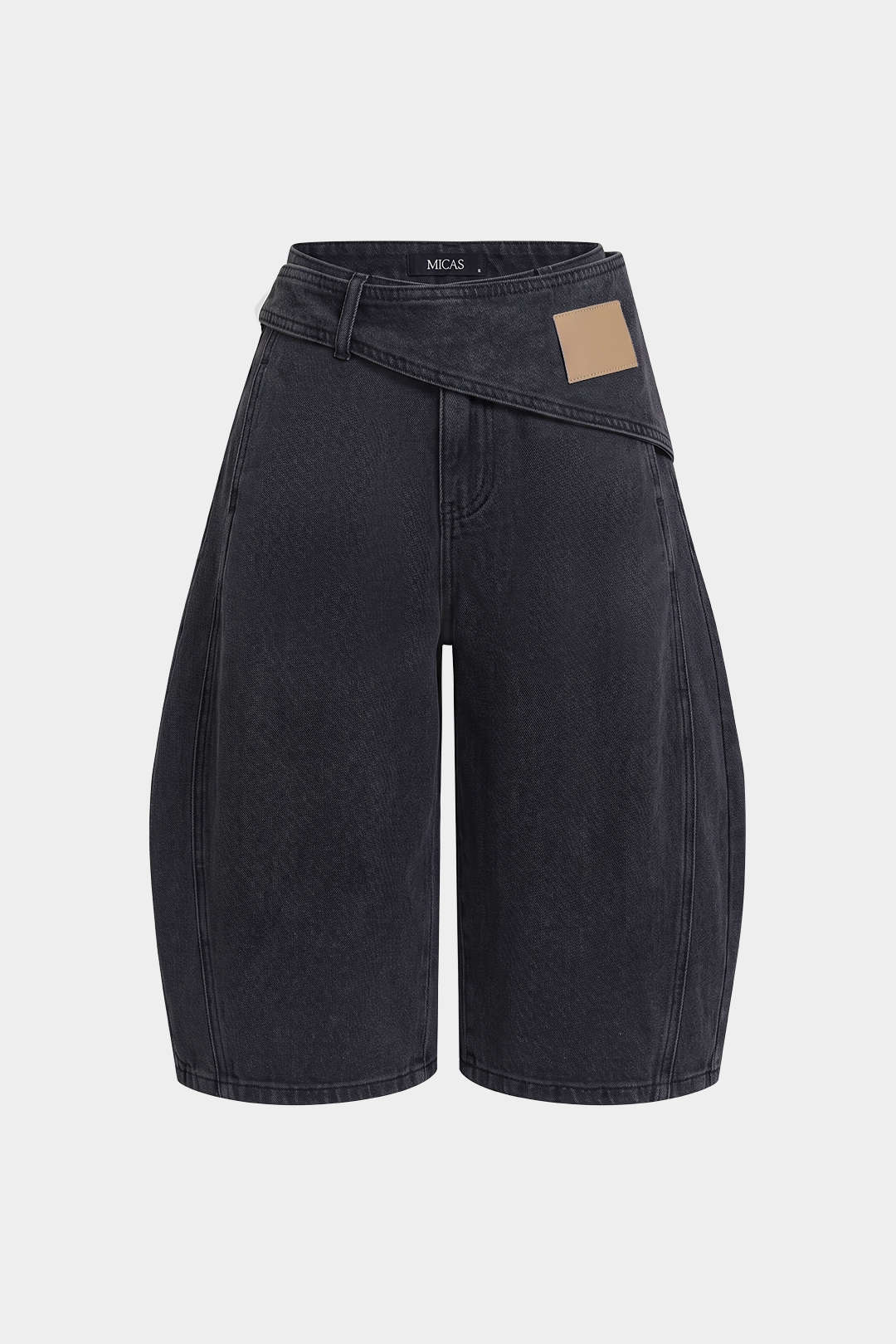 Asymmetriset, korkeavyötäröiset, leveälahkeiset denim-shortsit