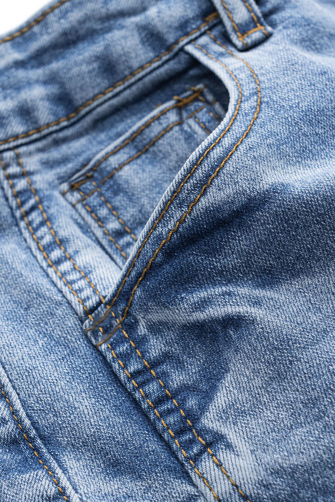 Denim-farkut, joissa on napitaskut ja leveät lahkeet