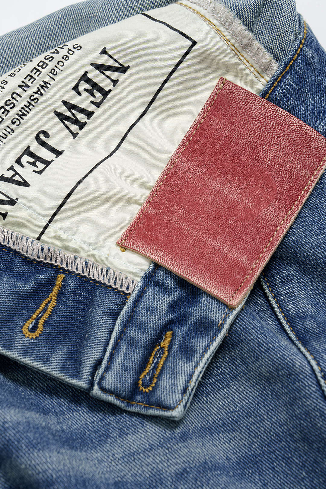 Denim-shortsit, joissa on epäsymmetriset taskut