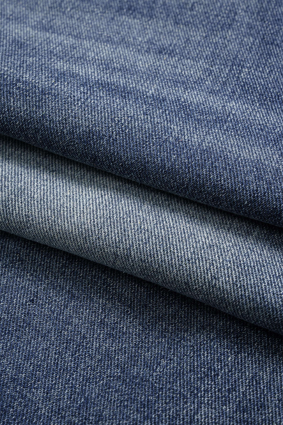 Asymmetriset napilliset denimshortsit
