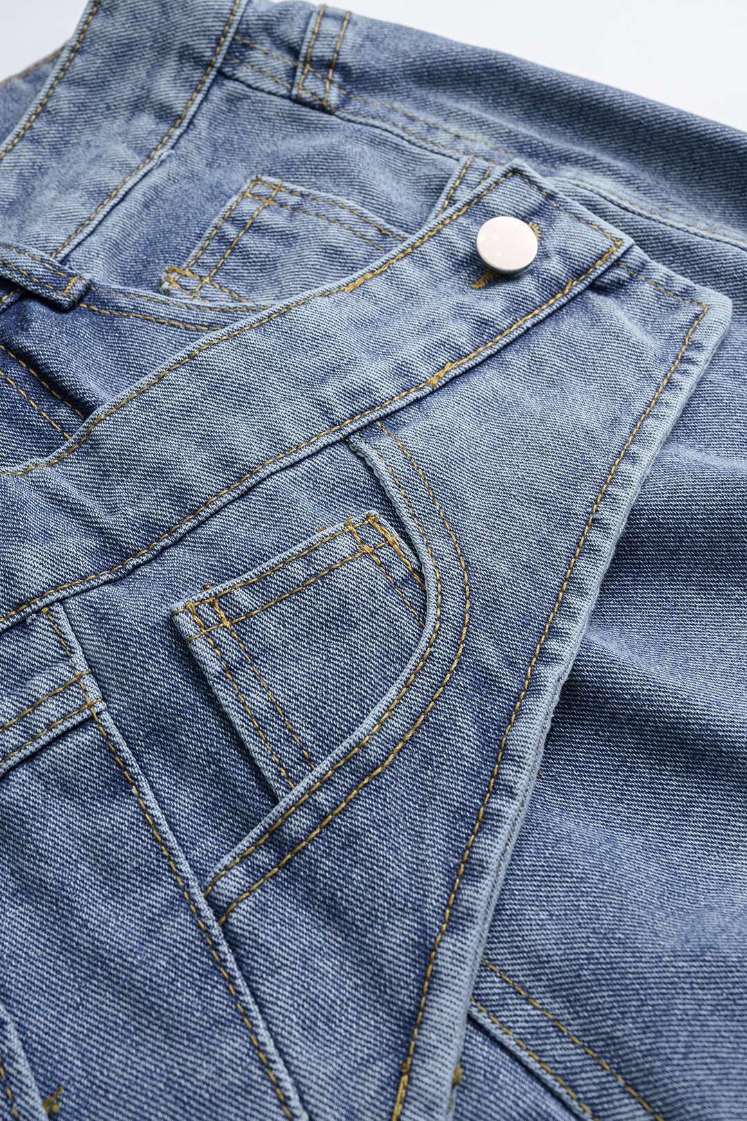 Denim-farkut, joissa on napit, vetoketju ja suorat lahkeet