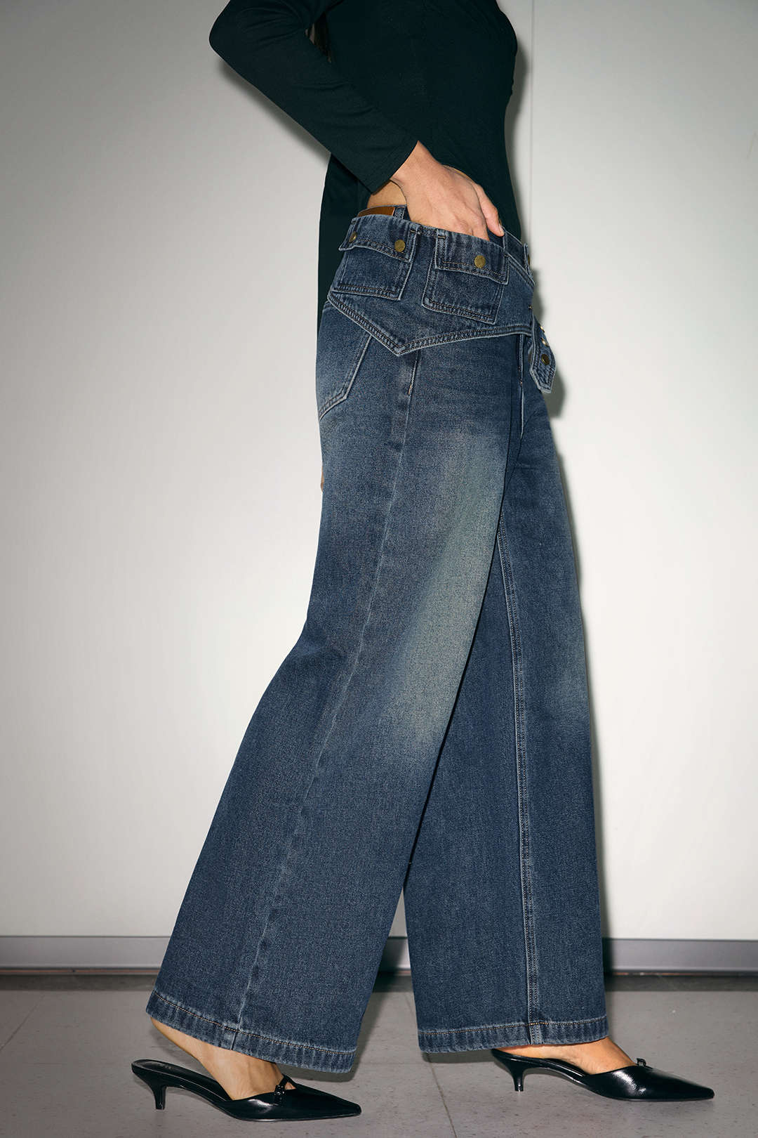 Asymmetriset, leveälahkeiset denimfarkut
