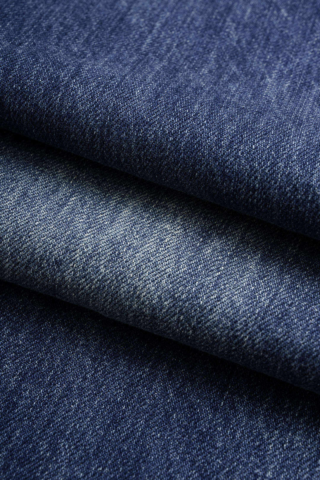 Asymmetriset, kuluneet denim-farkut