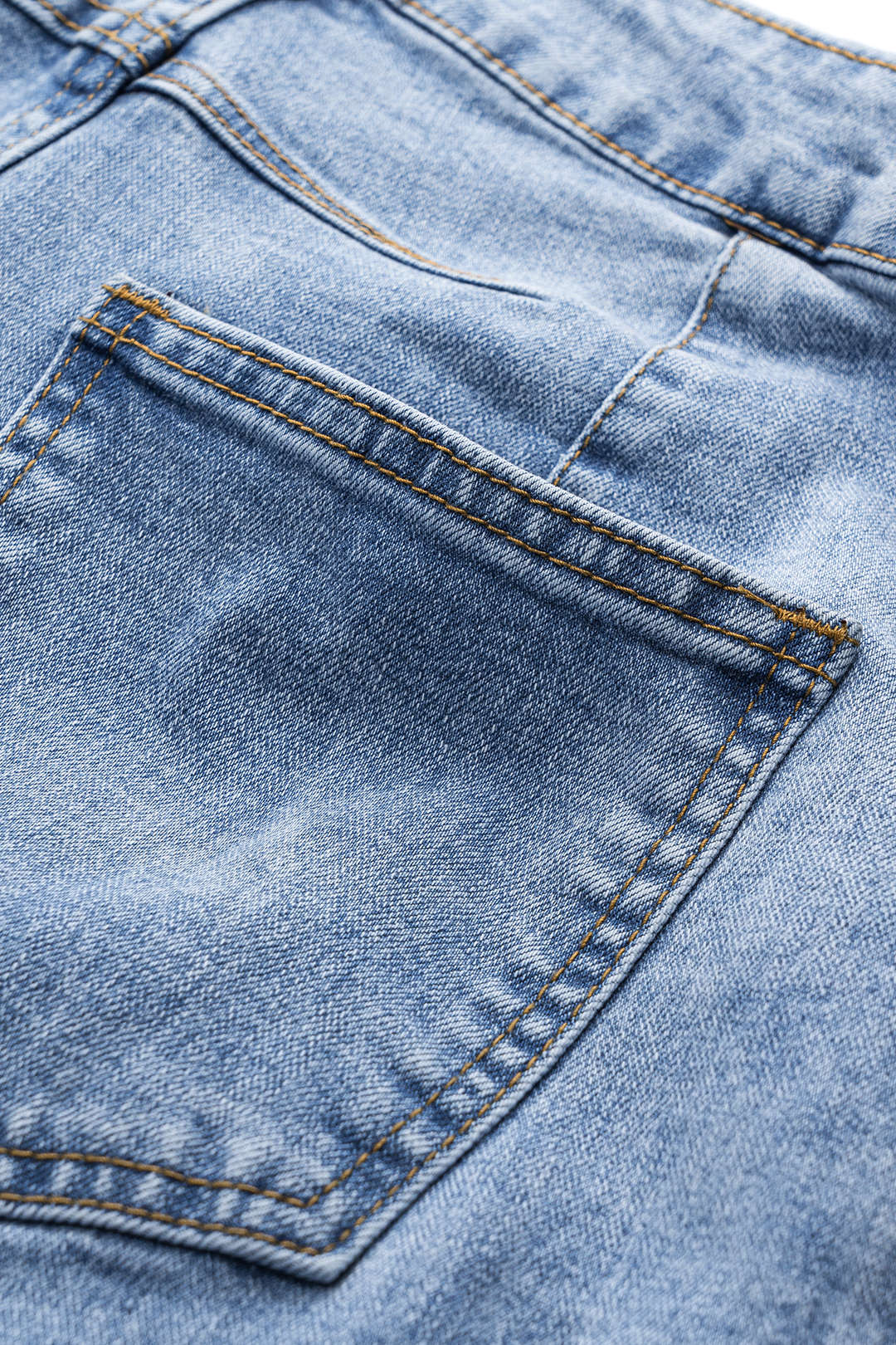 Denim-farkut, joissa on napitaskut ja leveät lahkeet