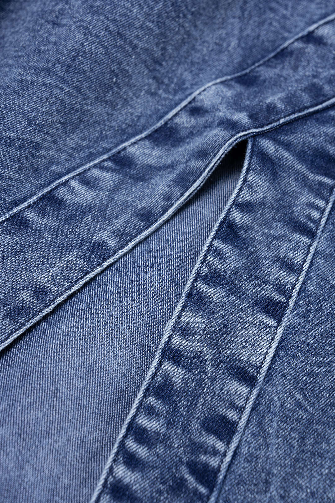 Denim-midimekko, jossa on yksi olkapää paljastettuna, leikkaus, epäsymmetrinen halkio ja vetoketju
