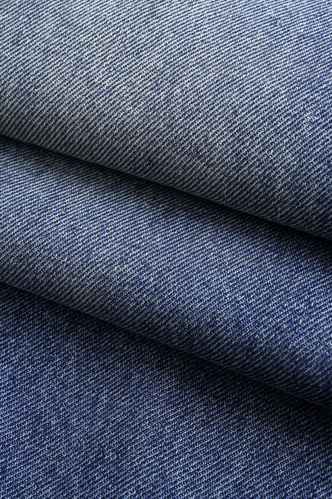Denim-farkut, joissa on epäsymmetrinen vetoketjutasku