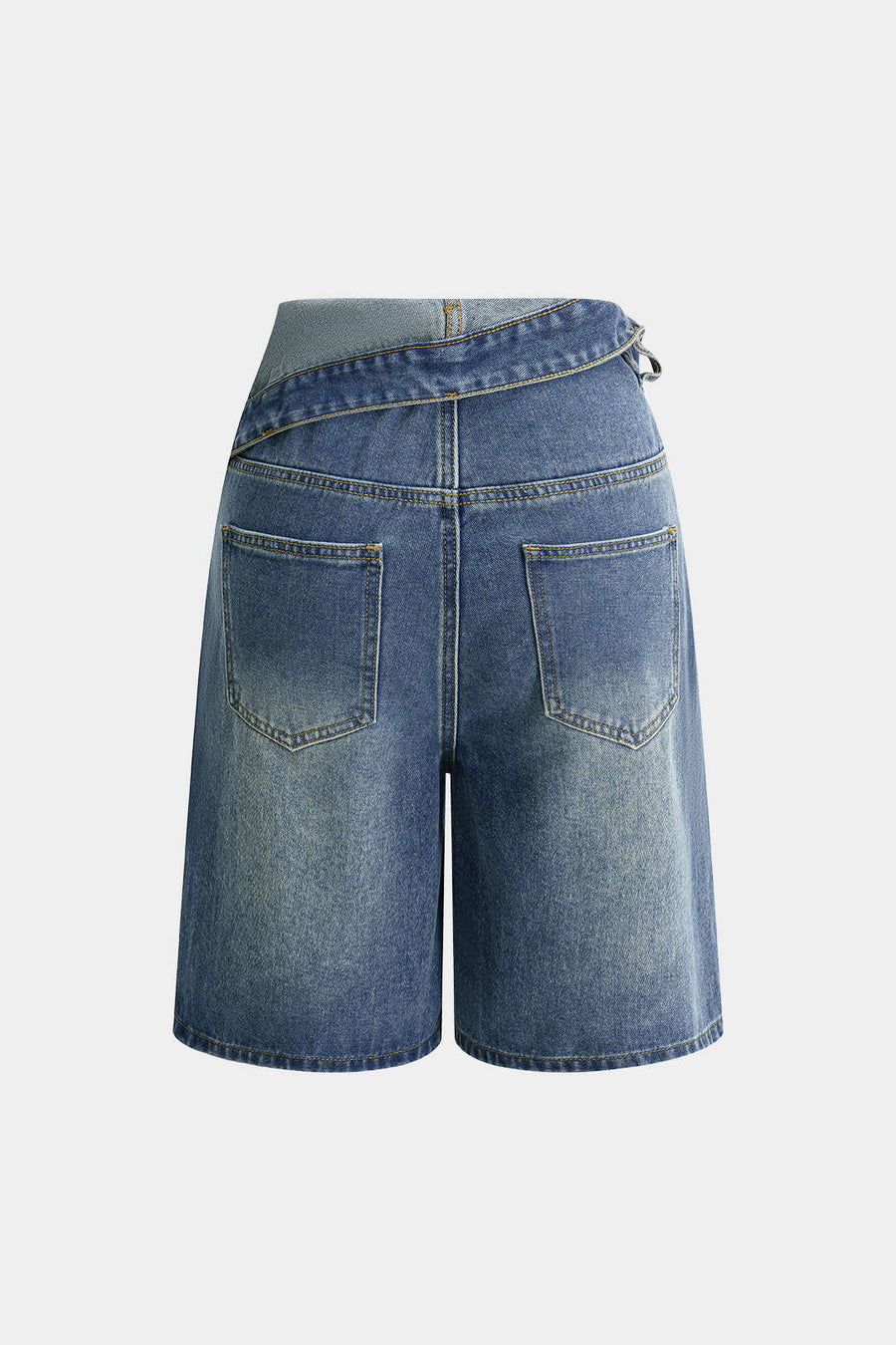 Denim-shortsit, joissa on epäsymmetriset taskut