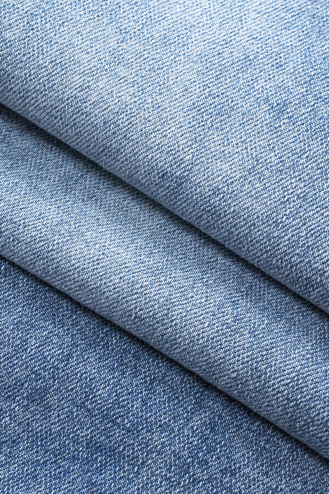 Denim-farkut, joissa on napitaskut ja leveät lahkeet