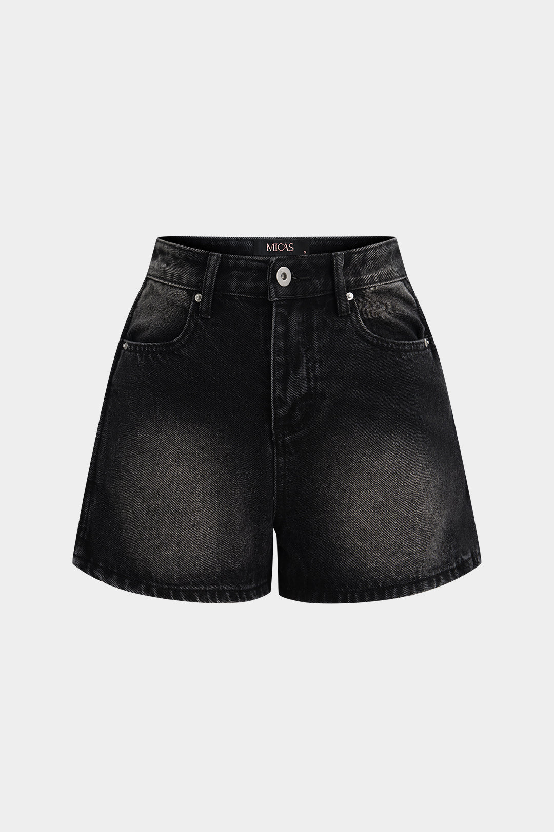 Denim-shortsit, joissa on napitaskut