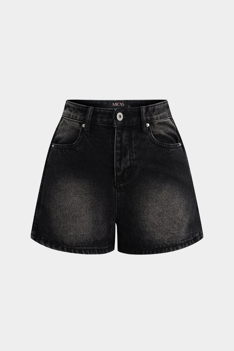 Denim-shortsit, joissa on napitaskut