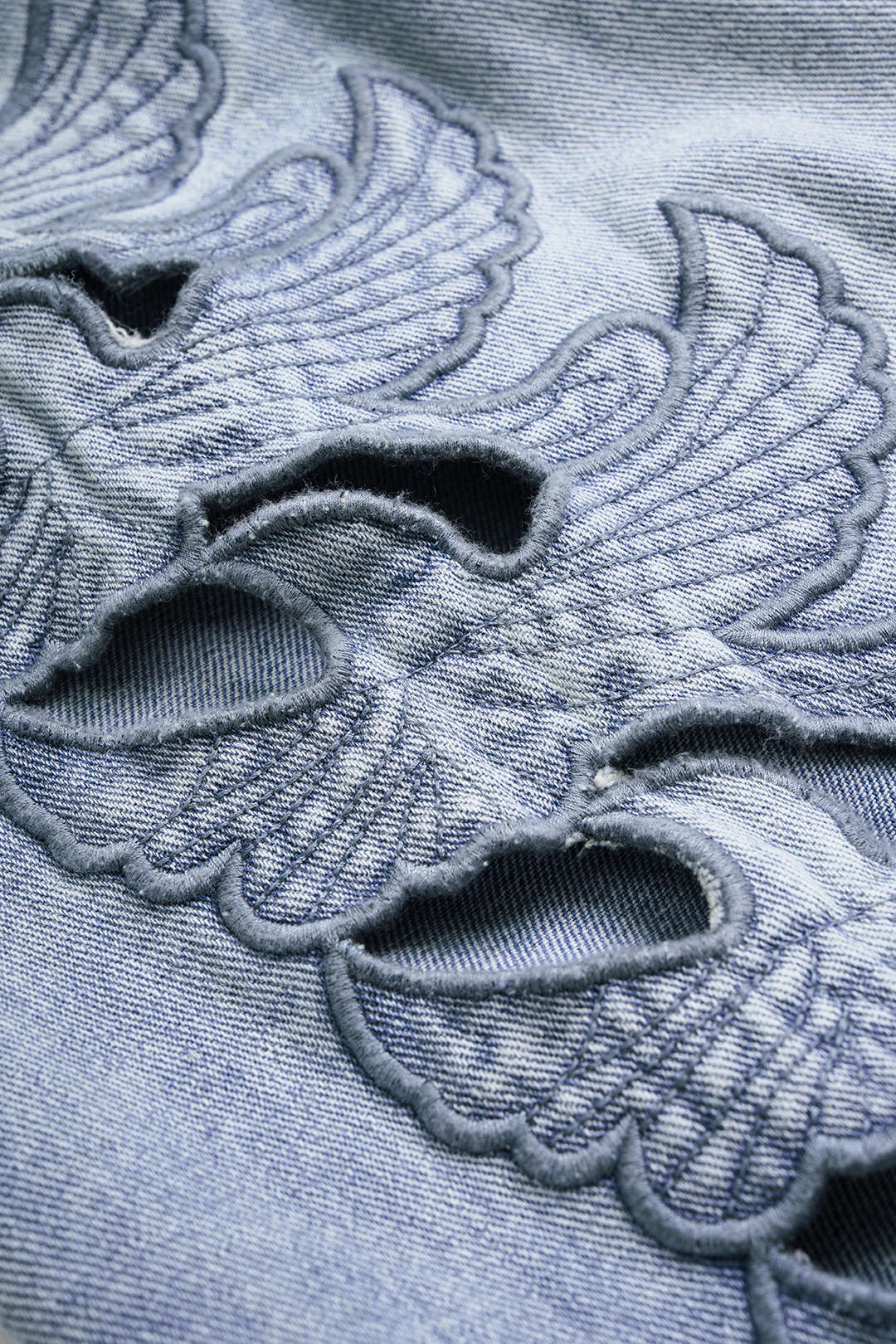 Denim-farkut, joissa on lintukuvioinen applikaatiotasku