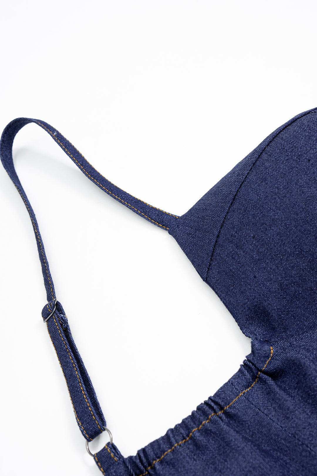 Denim-kangas, epäsymmetrinen, rypytetty bustier-malli, vyöllä varustettu, vetoketjullinen maksipuku