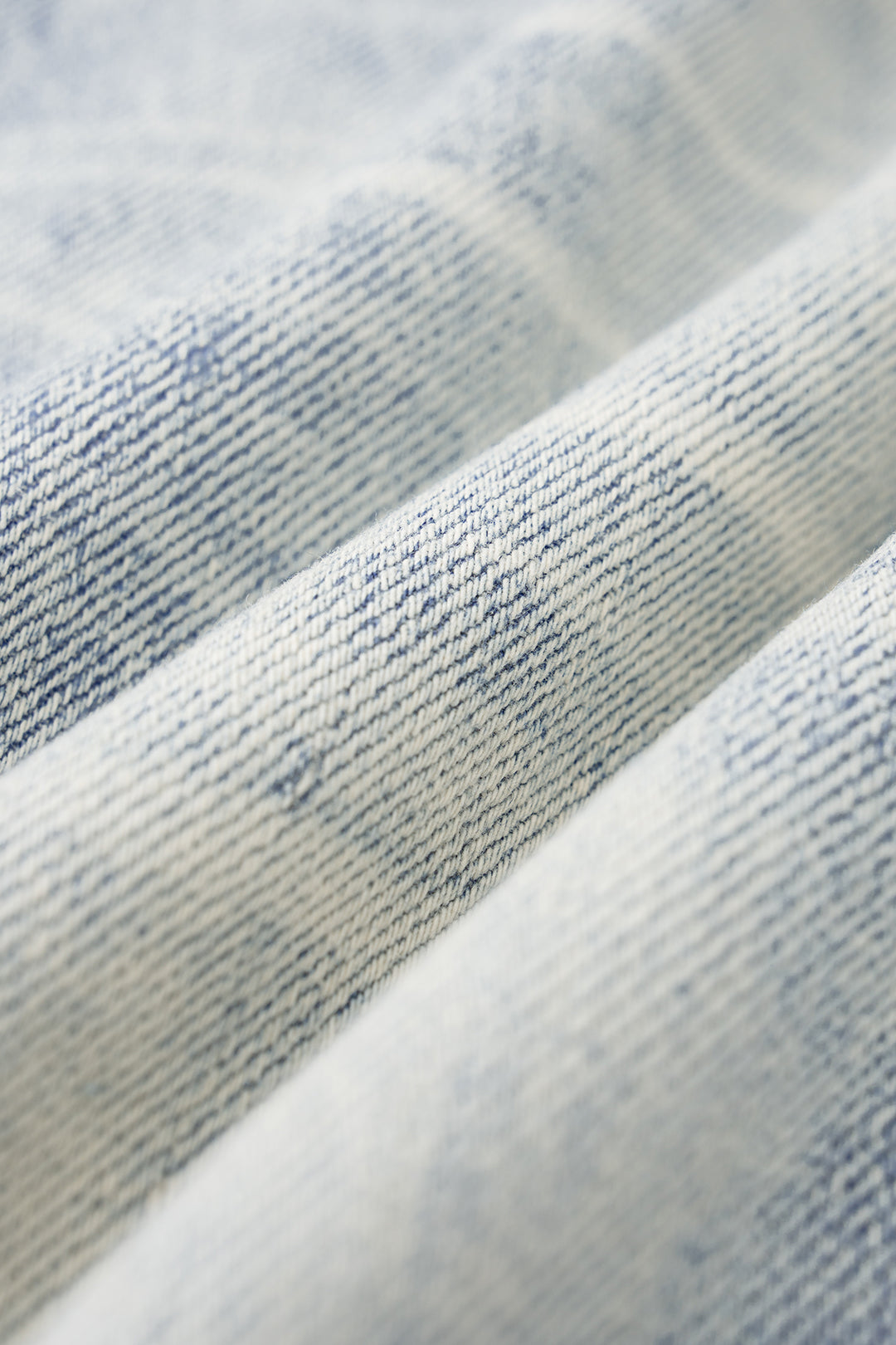 Asymmetriset, kuluneet, leveälahkeiset denimfarkut