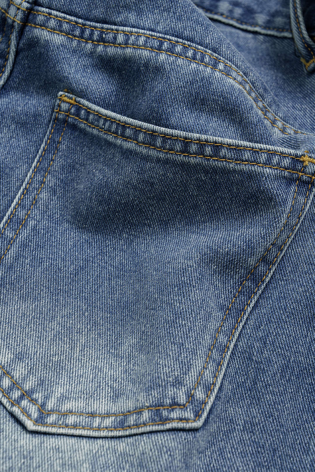 Denim-shortsit, joissa on epäsymmetriset taskut