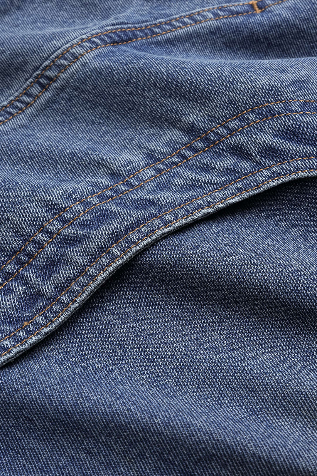 Denim-farkut, joissa on epäsymmetrinen vetoketjutasku