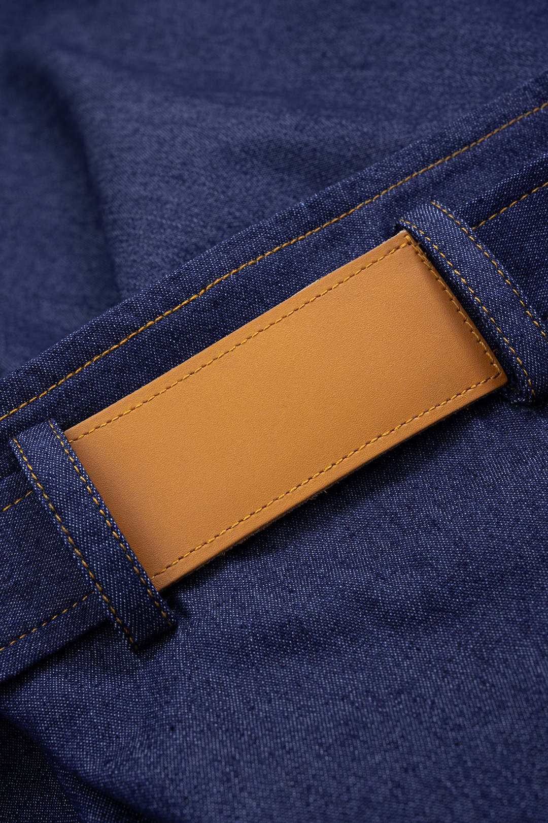 Denim-kangas, epäsymmetrinen, rypytetty bustier-malli, vyöllä varustettu, vetoketjullinen maksipuku