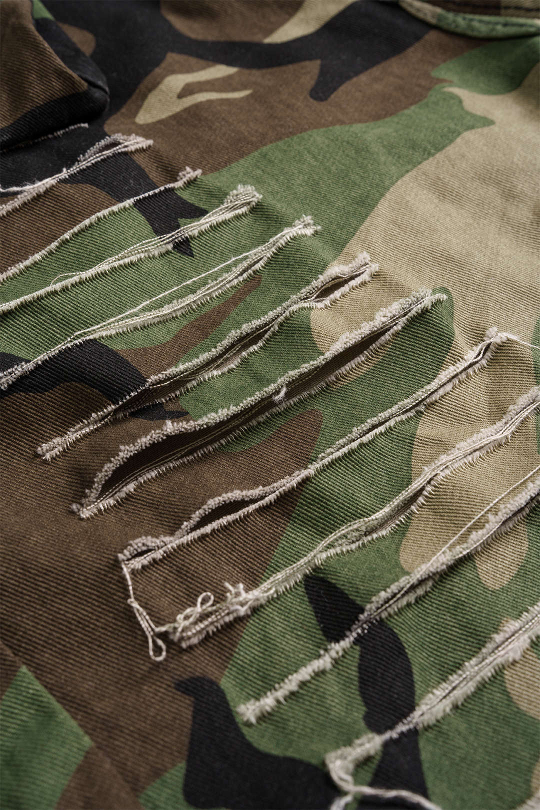 Camo-kuvioiset kuluneet cargo-shortsit