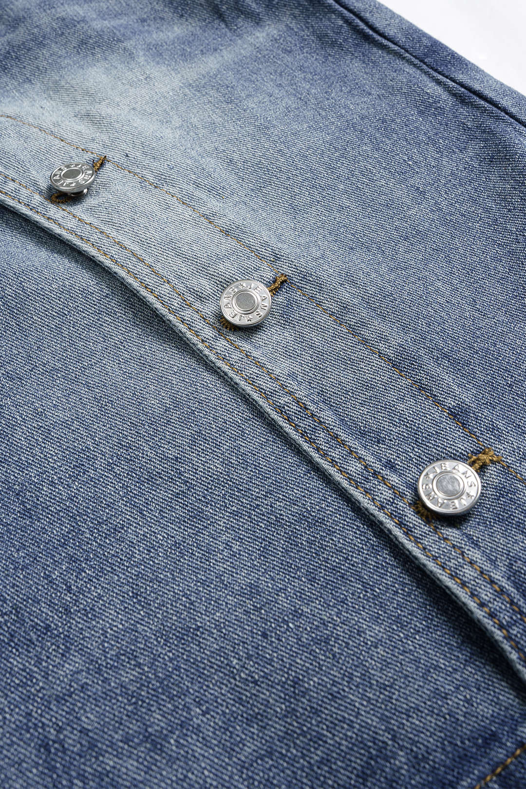 Asymmetriset napilliset denimshortsit