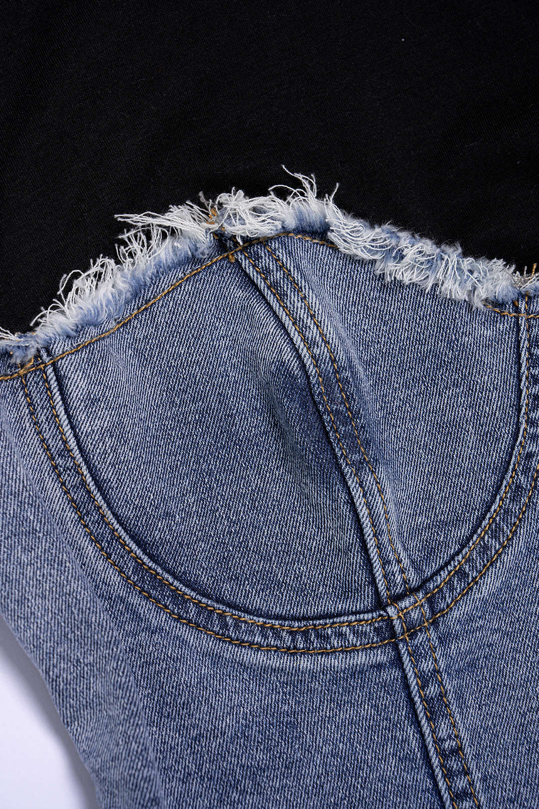 Denim-patchwork-paita, pyöreä kaulus, epäsymmetrinen helma, lyhythihainen