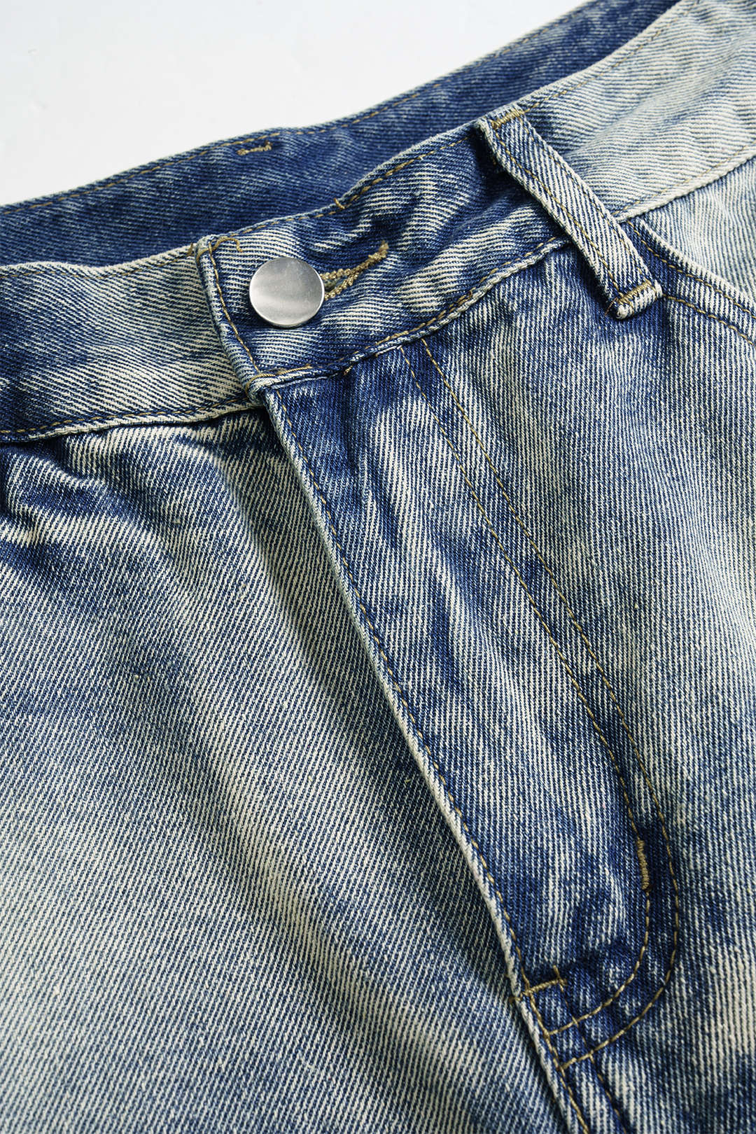 Camo-kuvioiset denim-patchwork-farkut, joissa on napitaskut