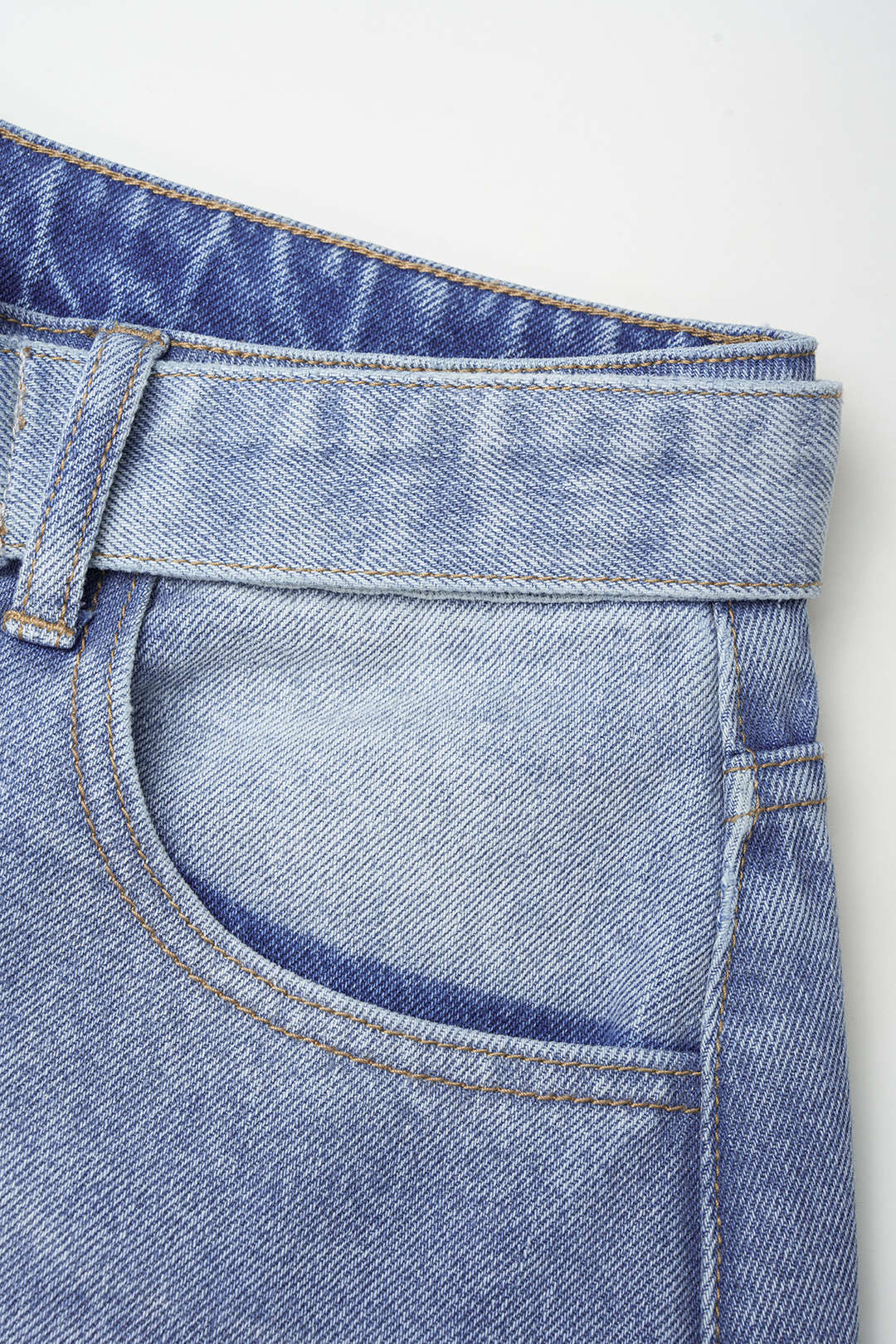 Denim-farkut, joissa on vyö ja taskut, hevosenkengän muotoiset