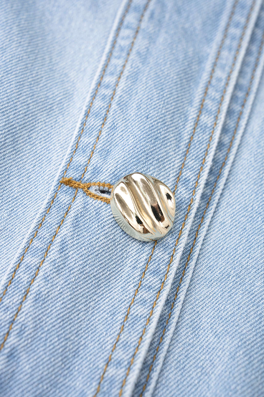 Denim-mekko, jossa on käänne, napit ja röyhelöiset hihat, hihaton minipuku