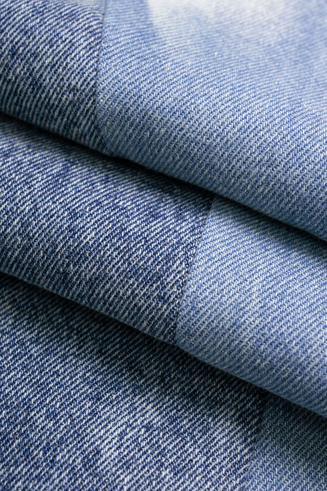 Denim-farkut, joissa on kontrastiväriset rypytetyt lahkeet