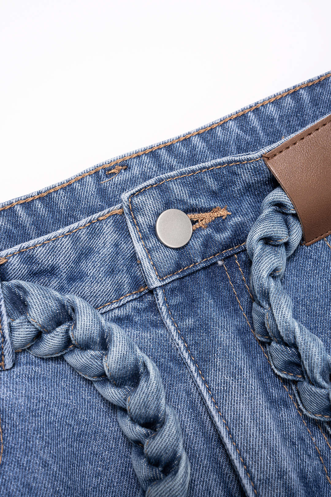 Denim-farkut, joissa on vyö ja taskut sekä leveät lahkeet