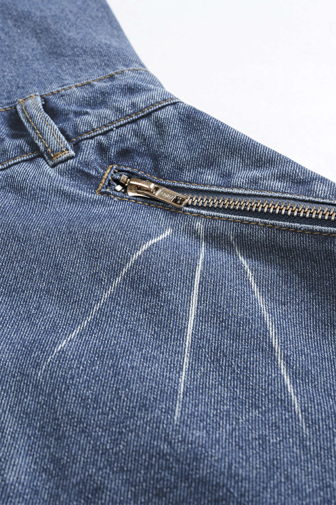 Denim-materiaalinen, selkäaukkoinen, pesunkäsitelty, vetoketjullinen halter-mallinen minihame