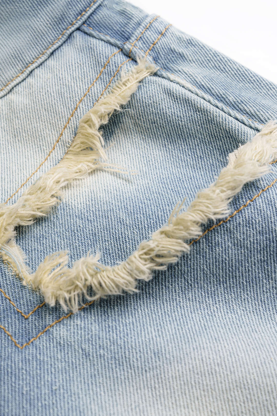Denim-shortsit, kontrastiväriset, repäisyreunaiset ja napit