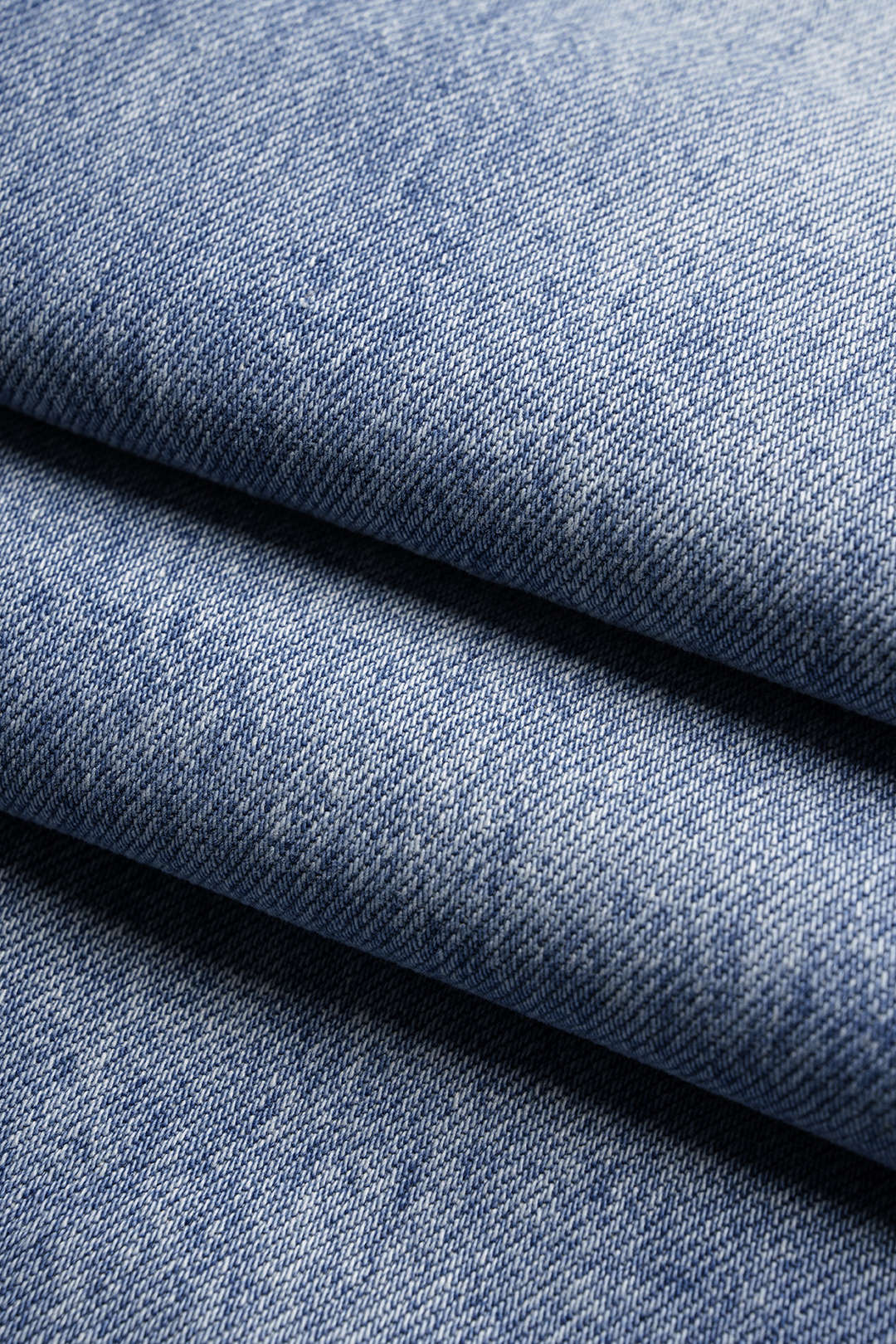 Denim-farkut, joissa on napit ja vetoketju
