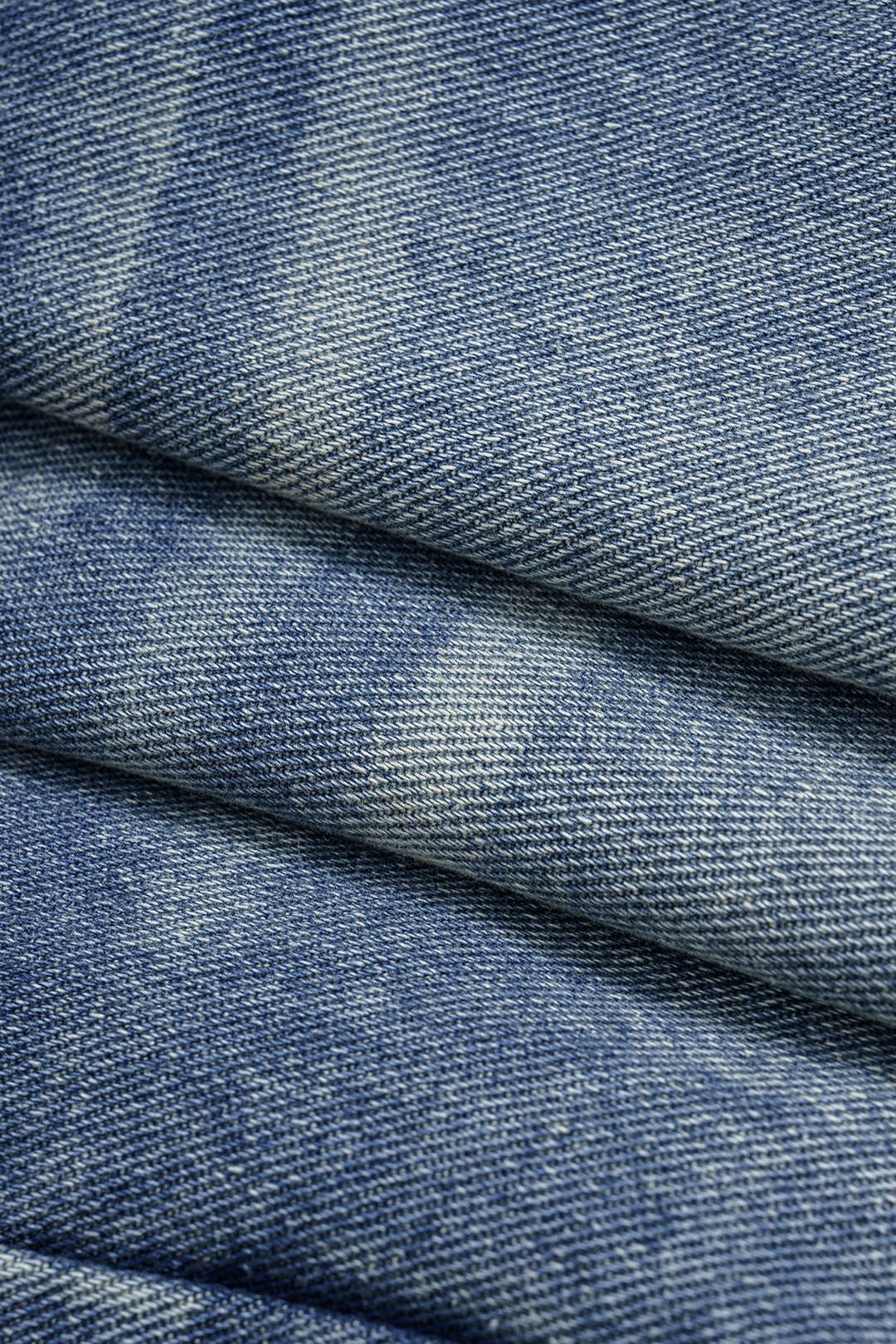 Denim-shortsit, joissa on epäsymmetriset taskut