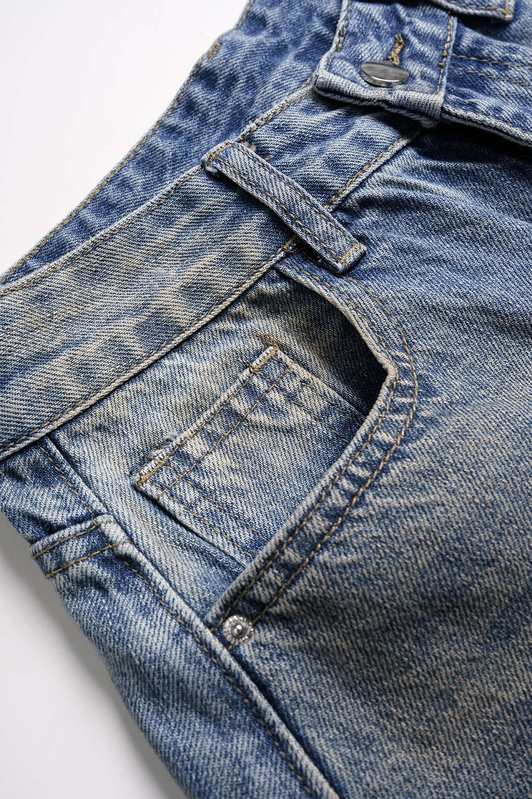 Asymmetriset, leveälahkeiset denimfarkut